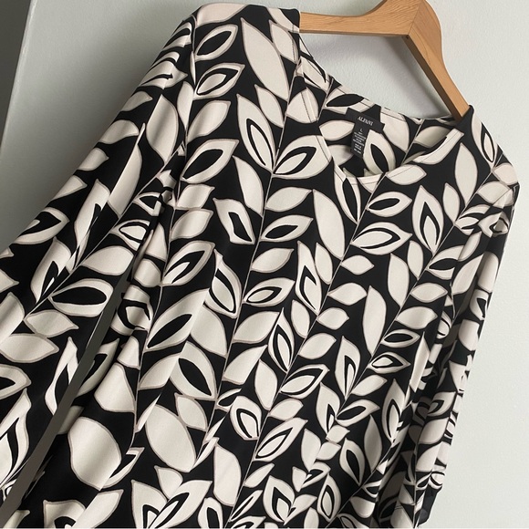 CLASSY ALFANI TOP WITH FLUTTER SLEEVES - LARGE - Picture 4 of 7